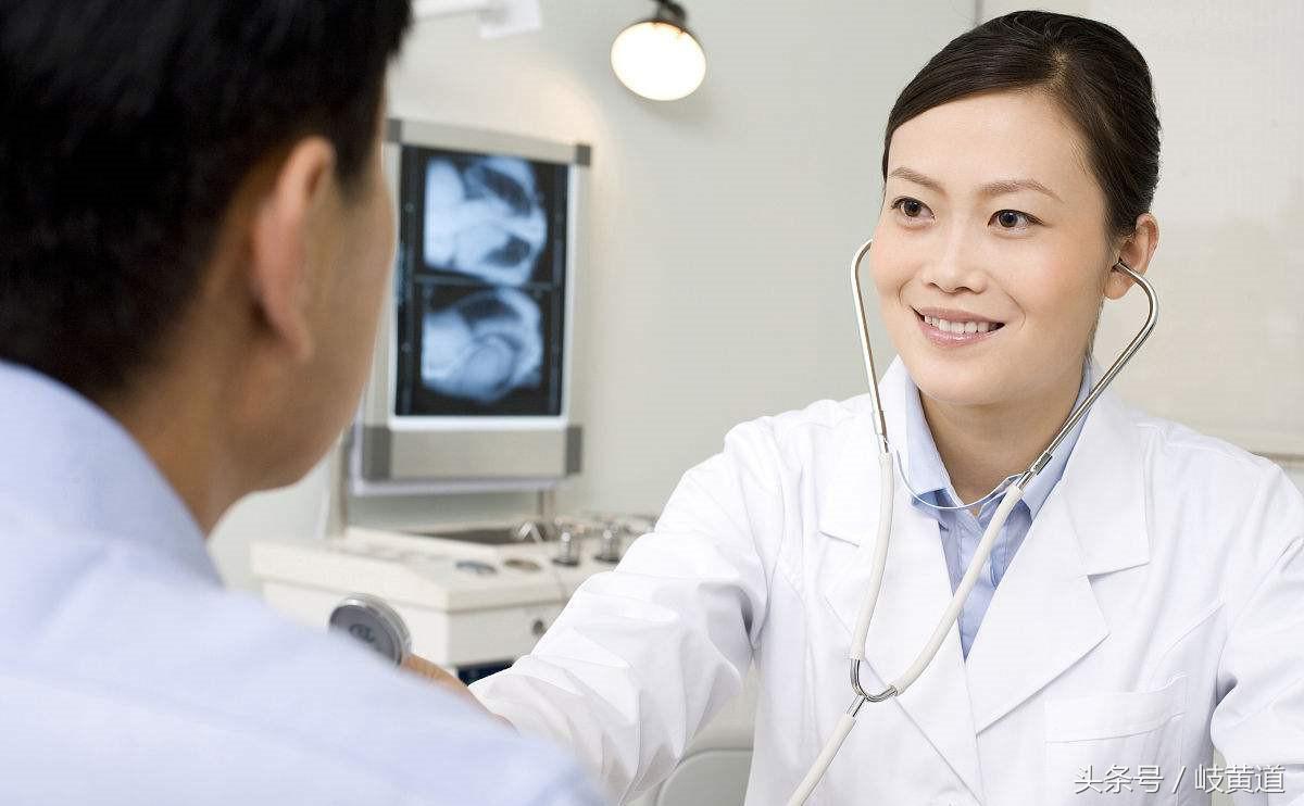 男子的左手手指发麻是怎么回事,男子右手无名指发麻是怎么回事