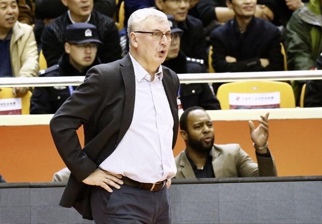 悲催！两外援“坑爹”令一人累弯脊梁，尤纳斯一席话让人心寒！