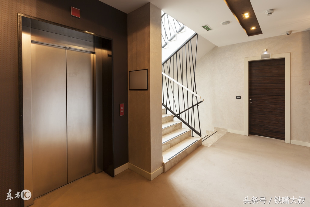 大门正对电梯如何化解,别墅大门入口正对家里电梯