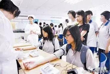 2018高考体检男生女生要*光脱**，身高\体重对大学影响很大！