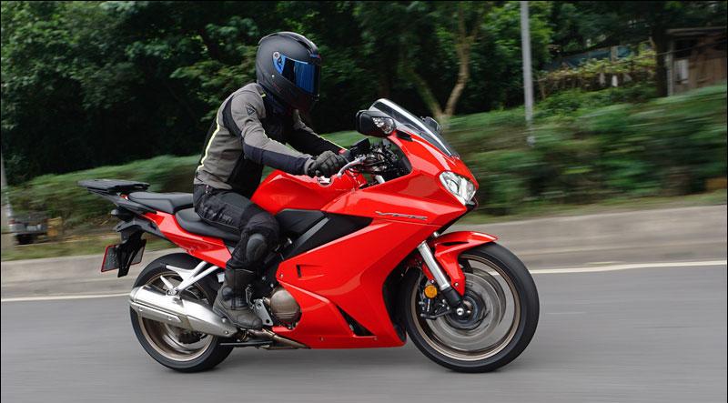 本田v4发动机视频,摩托车v4和直四引擎的区别