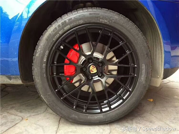 macan新车落地升级波尔多红,保时捷macan改19寸锻造轮毂