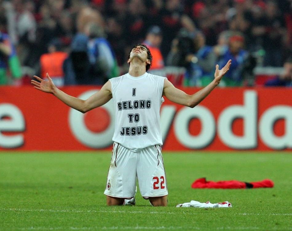 他曾是让梅西跪倒的天选之子但后期伤病缠身只能说再见!