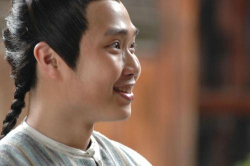 还记得＂功夫＂里的股沟男吗？没想到他的真实身分竟如此惊人！