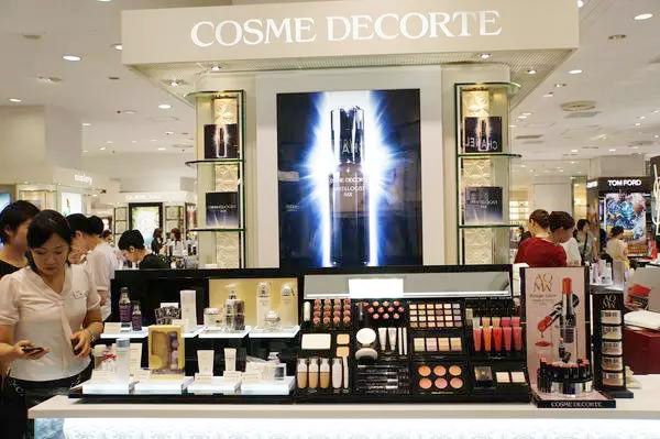 樱花妹子也要排队才能购买到的超人气化妆品专柜！