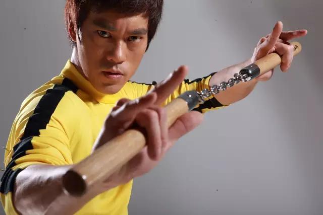 他做过泥水工，跑过龙套，因周星驰赏识成名！