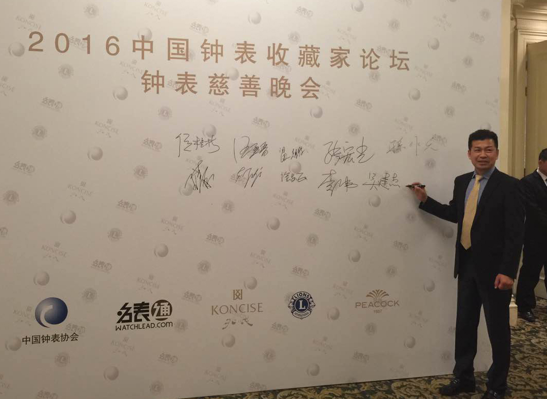 钟表收藏家展示自己的藏品,中国民间古董钟表收藏家