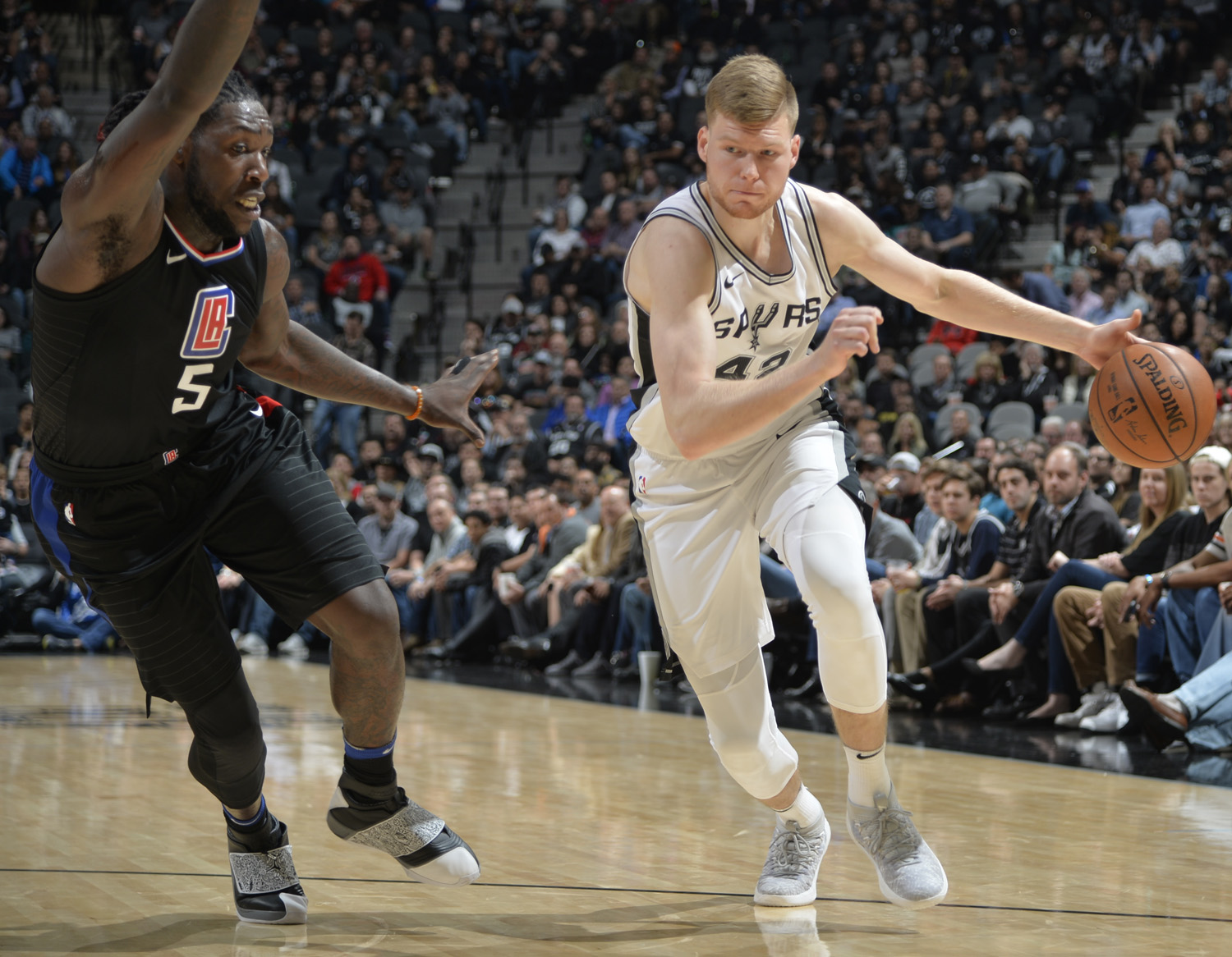 英格拉姆adidas篮球鞋,英格拉姆尼克杨拉塞尔