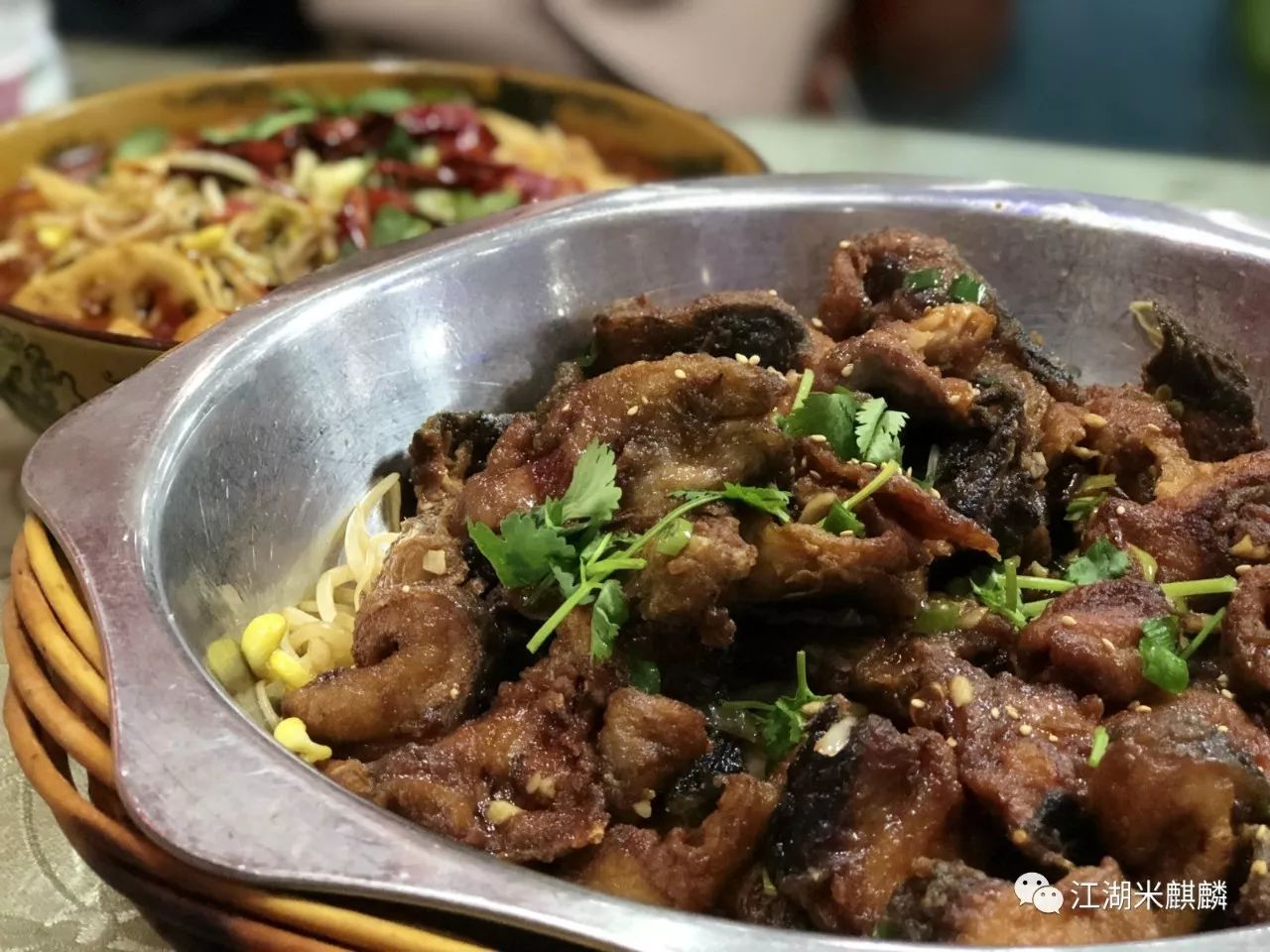 烤串香锅麻辣烫,开在网吧后的小饭馆,竟号称自己有“江湖味儿”