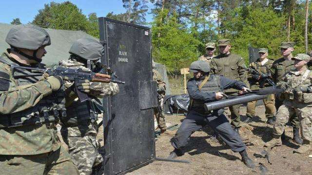 开始提供致命性*器武**：美国允许售乌大口径*击狙**步枪，俄军要小心了