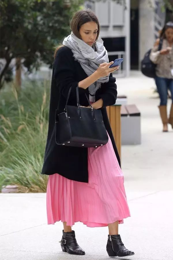 想做个时髦精你选对t恤了吗,秋冬怎么穿裙子好看又不冷