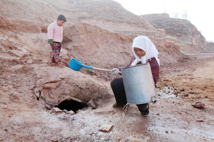 这个村庄吃水就这一口小泉眼，每天靠毛驴驮水使用