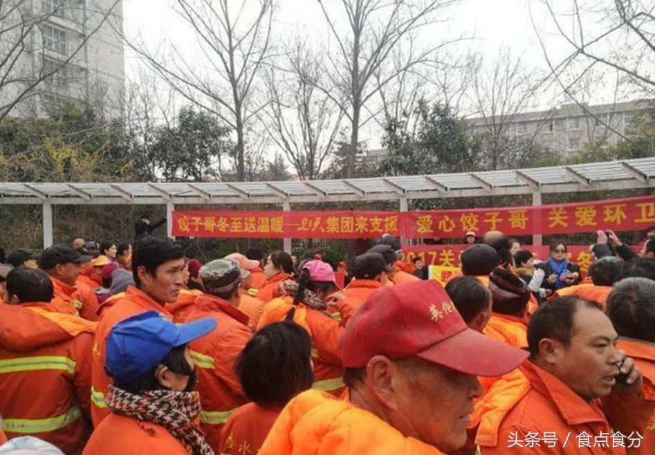 男子给环卫工人送食物,郑州小伙为环卫工送饺子