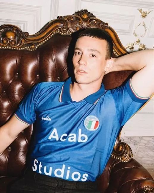 我们一不小心把这些足球队服改造成了时装周爆款……