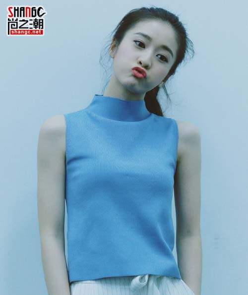 张雪迎气质婉约娇艳靓丽甜美灵动,张雪迎机场清爽造型少女感十足