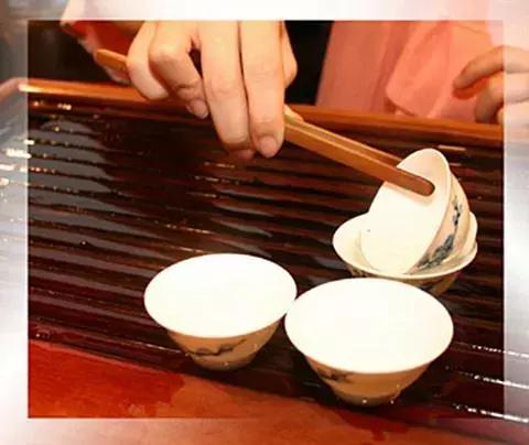 用开水烫碗筷真正的杀菌吗,用开水烫碗筷可以起到消毒的作用