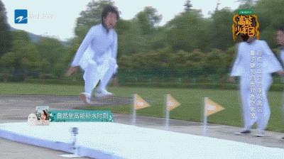 小螃蟹在王俊凯面前可以有多乖,王俊凯在飞机上保护小螃蟹