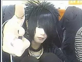 探探上划到了一个卖散粉的富二代帅哥,花痴记者买了几盒发现……