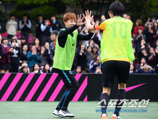 金俊秀李起光,金俊秀出场秀