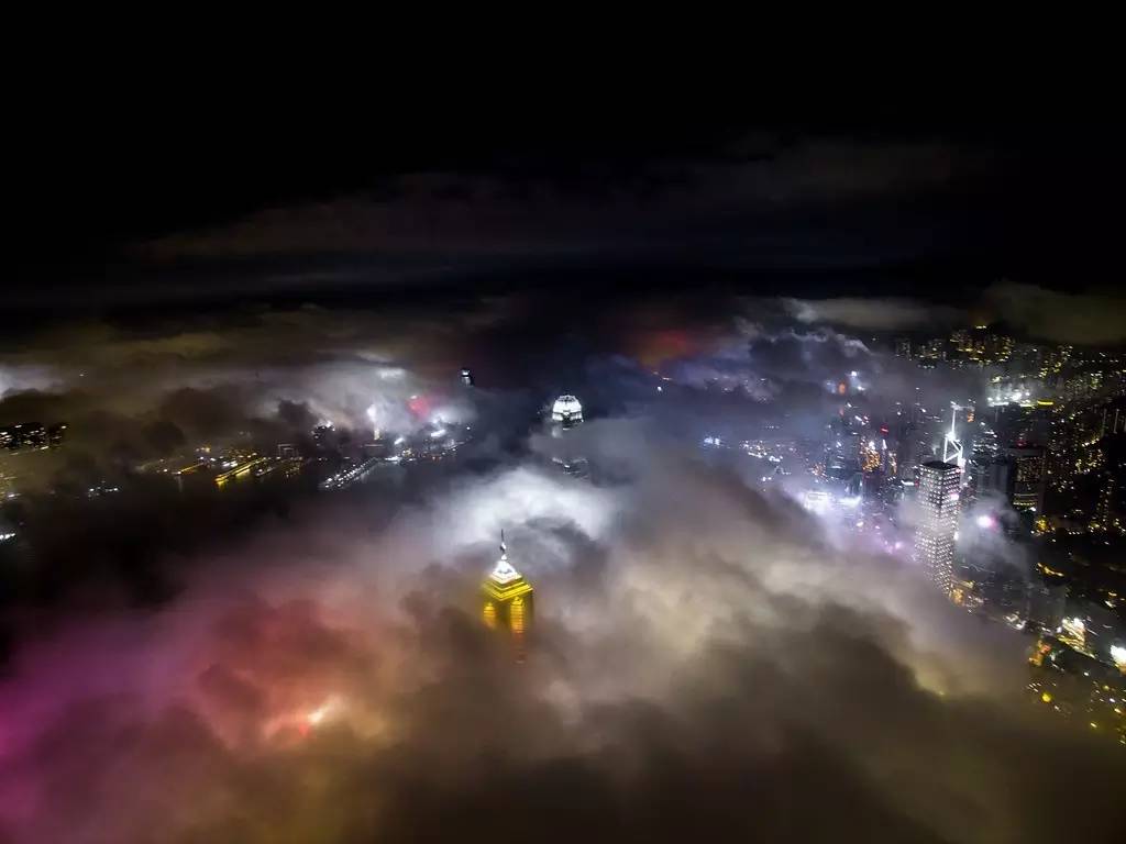 登上山顶看维多利亚港全景,360度视角维多利亚港的美丽夜景