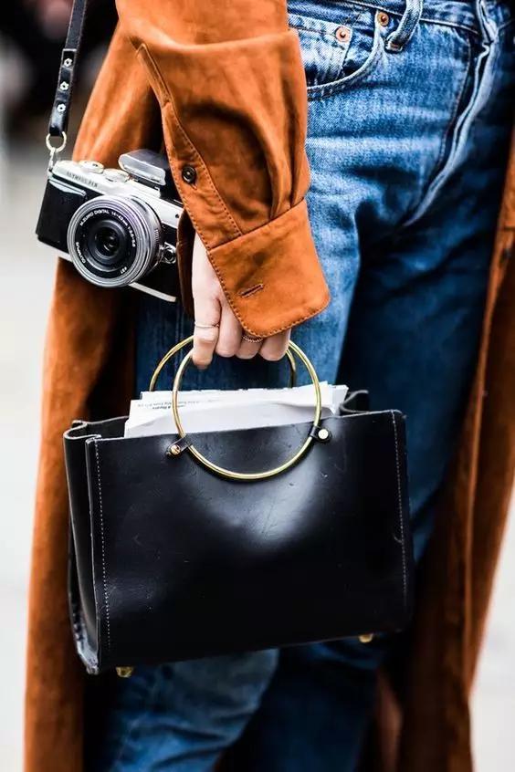 我跟与倪妮做邻居的姐姐聊了聊,她买菜时都背什么包