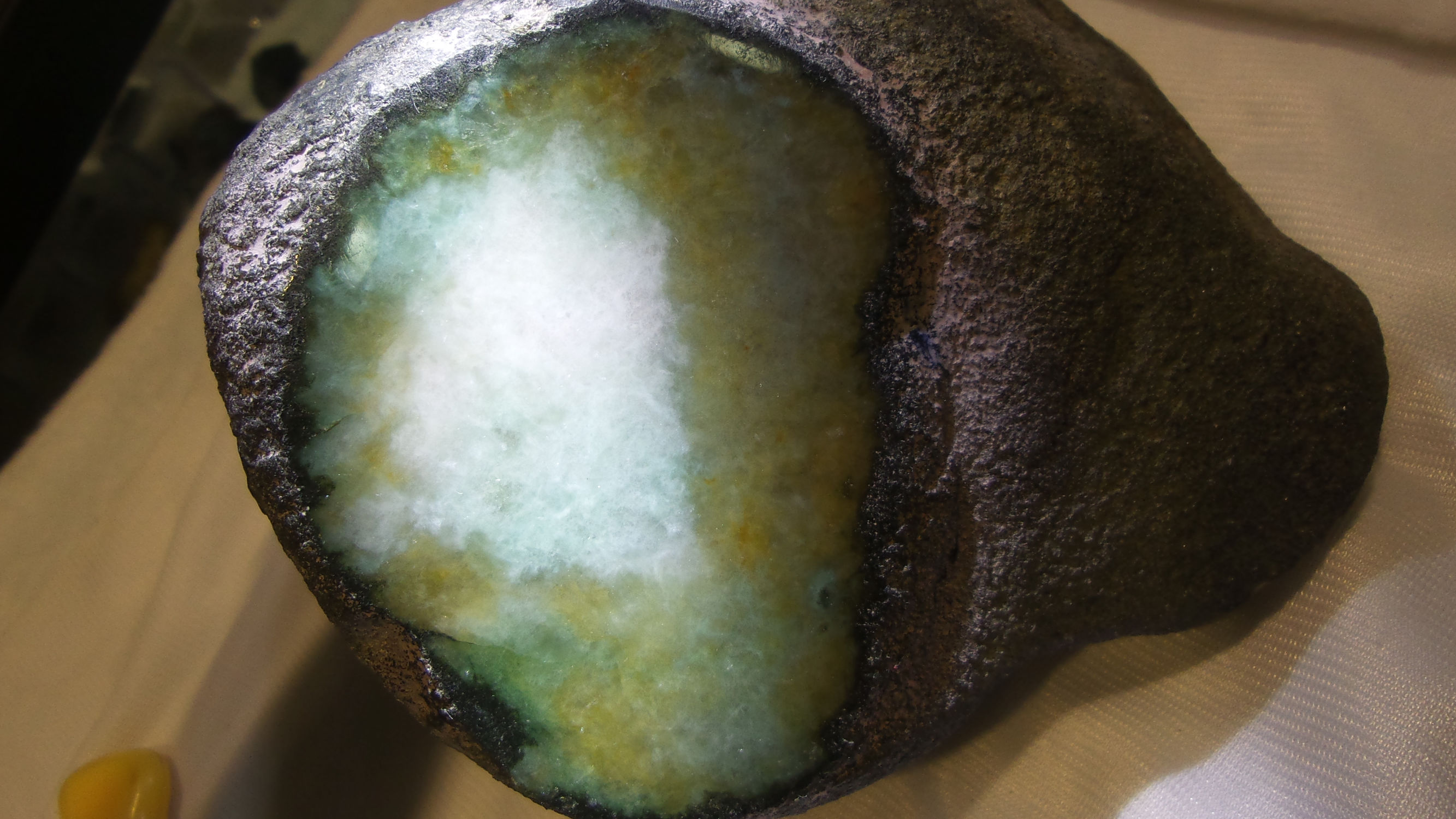 莫西沙场口翡翠,摩西砂黄盐沙翡翠原石