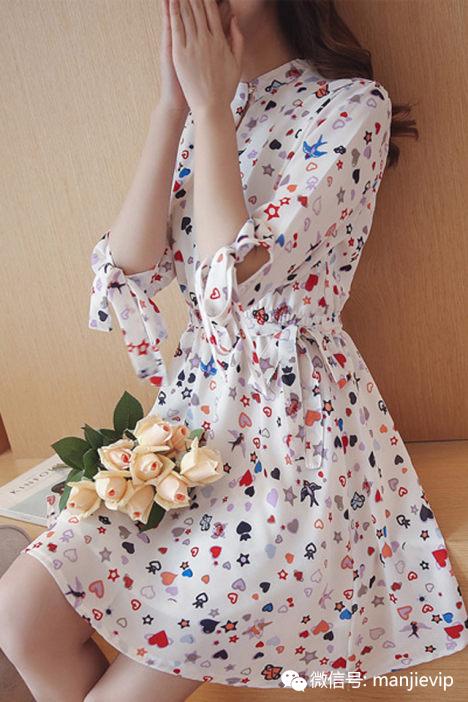 百褶连衣裙，清纯可人宛如邻家女孩般懵懂可爱！