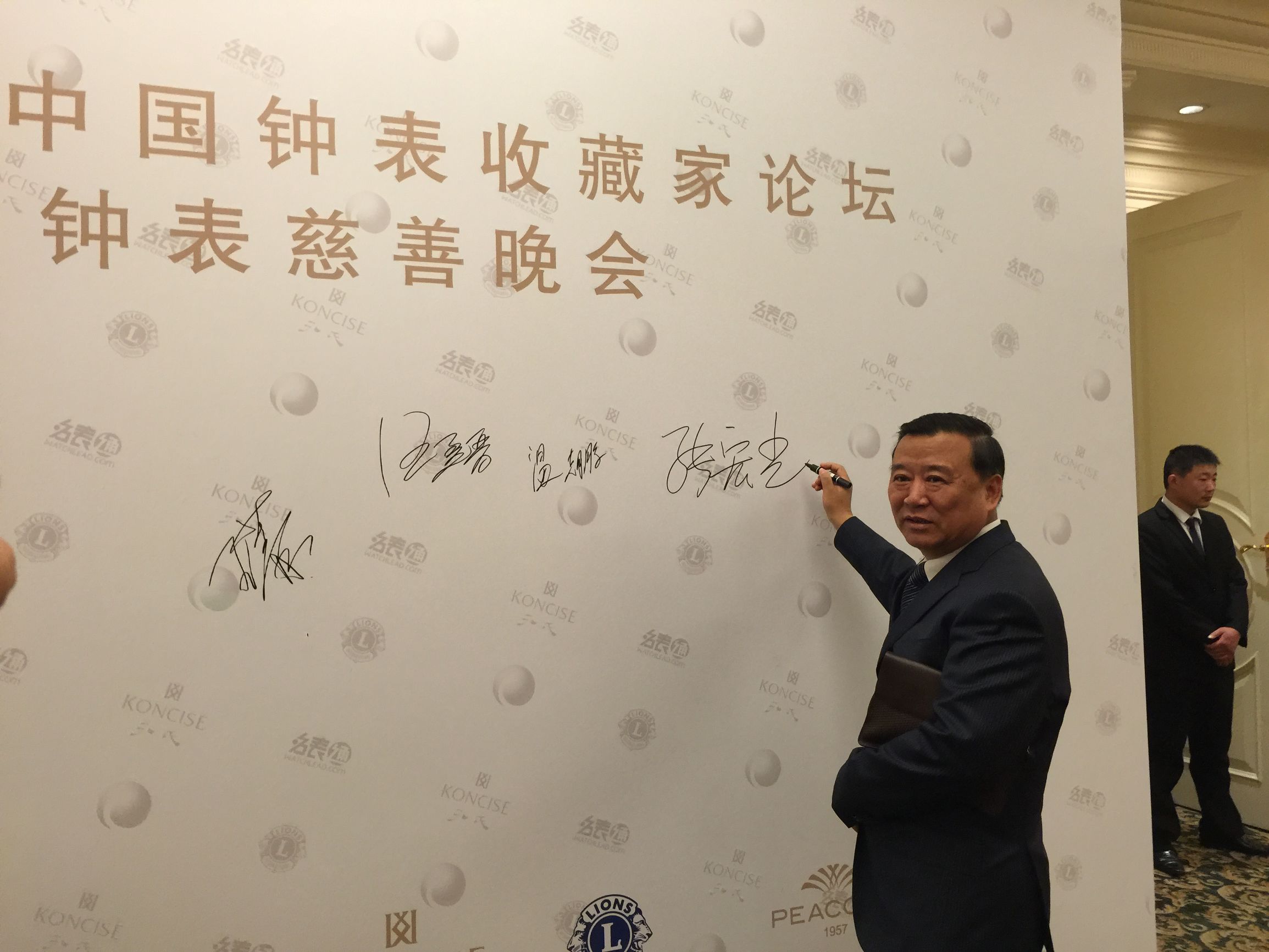 钟表收藏家展示自己的藏品,中国民间古董钟表收藏家