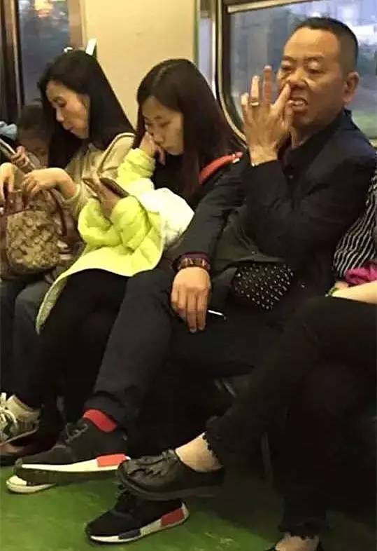 这双鞋有一个奇葩的名字,想必你们都知道了,叫TMD!