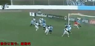 GIF-幸运女神的微笑！躺着也能进球！