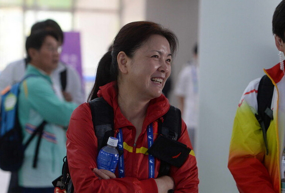 她是王义夫的妻子，也是一位神射手，培养出多位世界冠军