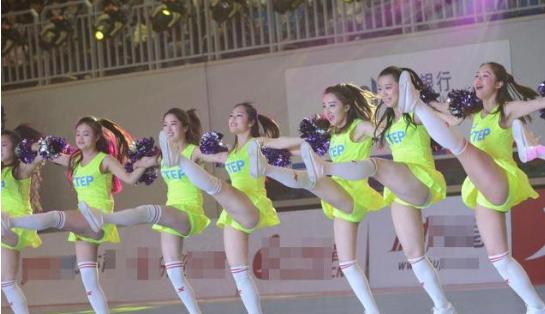 大学啦啦队选拔靠“偶遇”短裙长腿一字马是标配