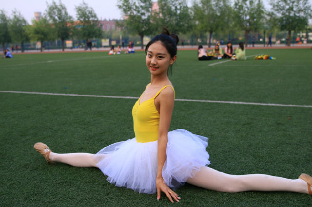 大学啦啦队选拔靠“偶遇”短裙长腿一字马是标配