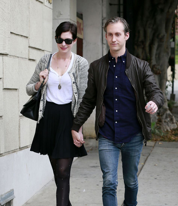 安妮海瑟薇挺孕肚出街,安妮海瑟薇项链珠宝