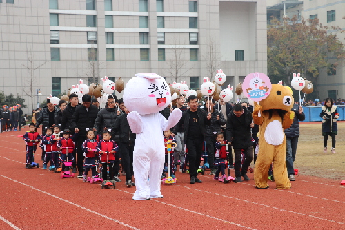 亲子运动会家长摔倒一大片,幼儿园搞运动会家长猝死