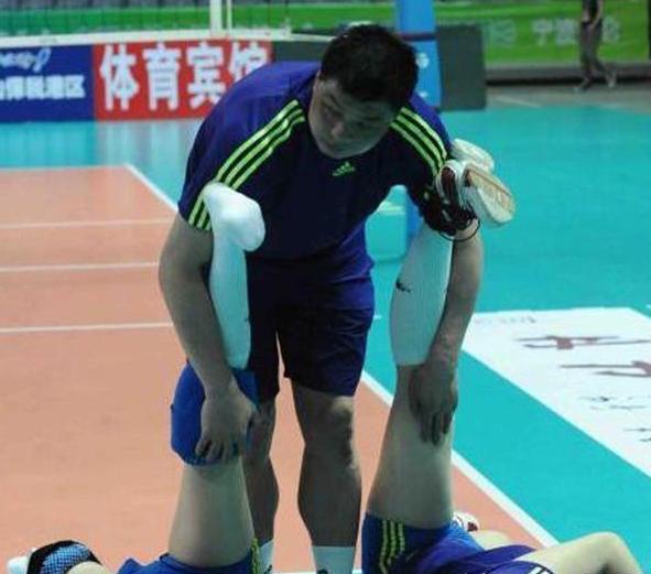 教练运动员在旁边热身,教练的手放哪呢