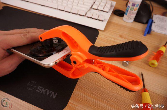 给手机换电池需要撬开屏幕排线吗,给手机换电池要更换后盖吗