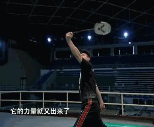 如何打出高远球,羽毛球反手高远球手指发力细节