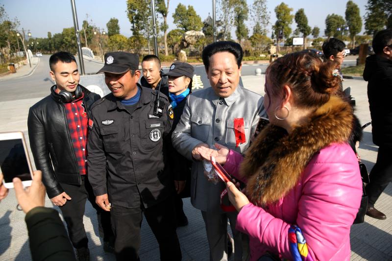 三里畈温泉度假村有什么好玩的,三里畈温泉度假村夜景