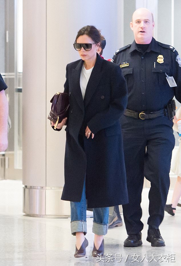机场保安护送维多利亚·贝克汉姆一家人,贝小七Gucci皮鞋引潮流