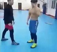 被比你高壮的人掐住脖子时你该怎么应对