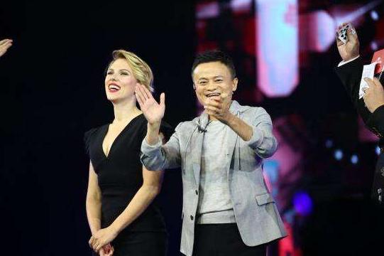 angelababy跨年歌曲跑调,angelababy杨幂晚会