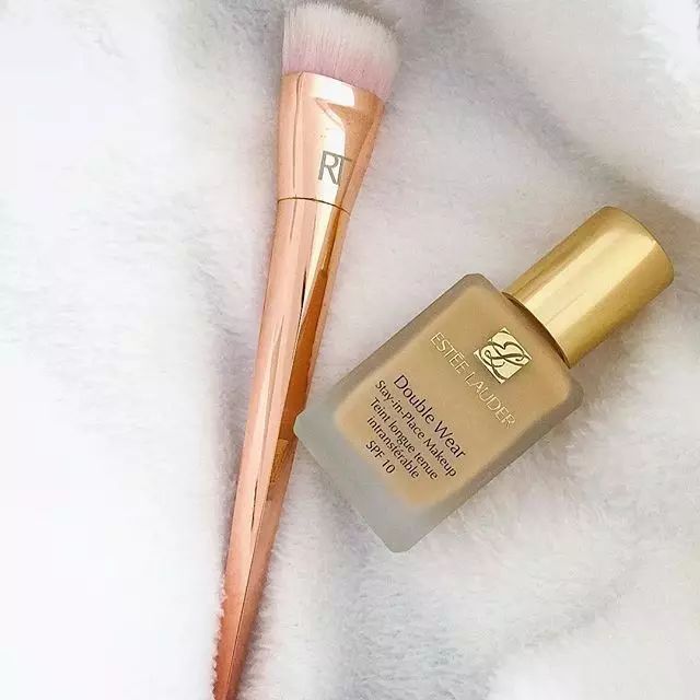 轻薄不脱妆粉底,轻薄持久粉底推荐