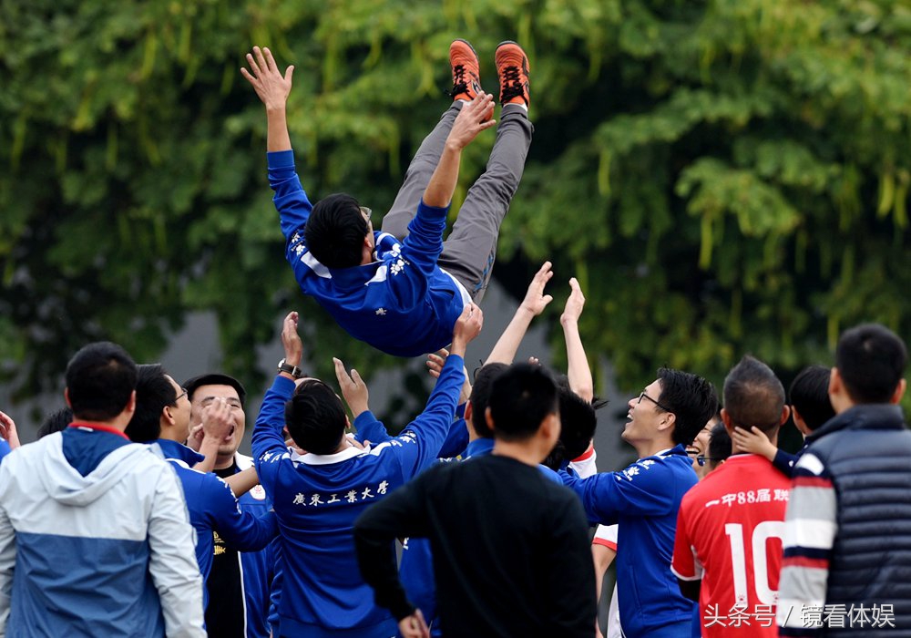 2017镜看体娱与佛山体育的50瞬间｜与巴萨球员偶遇与草根球星并肩