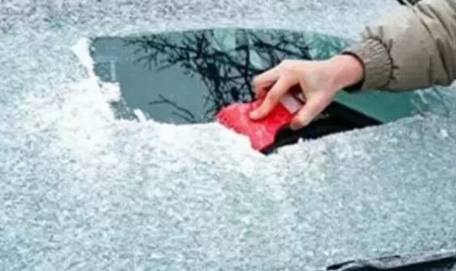 天气冷了挡风玻璃总是起雾怎么办,天气冷了汽车玻璃起雾怎么办