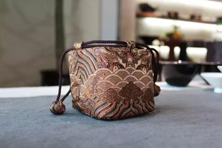 茶叶圈里有很多品茗杯袋,但是用云锦工艺做的不多!