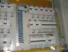 配电箱前多少范围内不允许放东西,配电箱不能从侧面进是规则吗