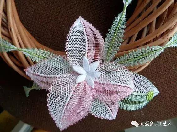 只是用针穿上了线不断绕圈打结，做出来的仿真花竟然比钩的还好看