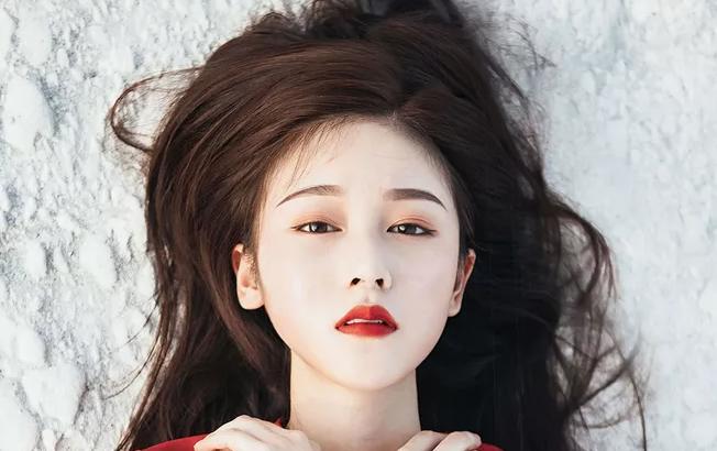 脸上有这4点的女生,会看起来很“幼稚”!