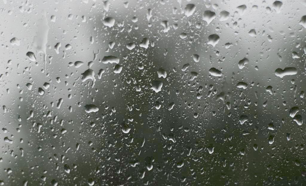 汽车玻璃擦花了怎么补救,玻璃越擦越模糊是什么原因